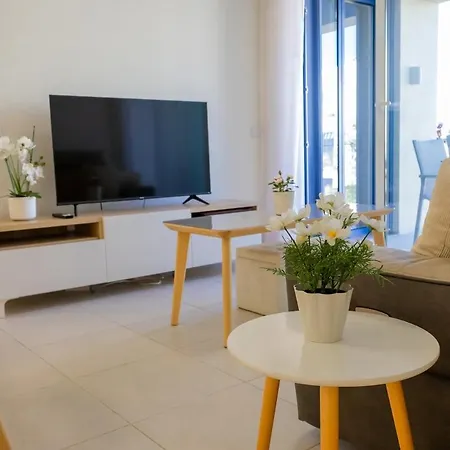 Modern 2br With Balcony And Gym Hh
