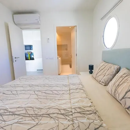 Modern 2br With Balcony And Gym Hh *